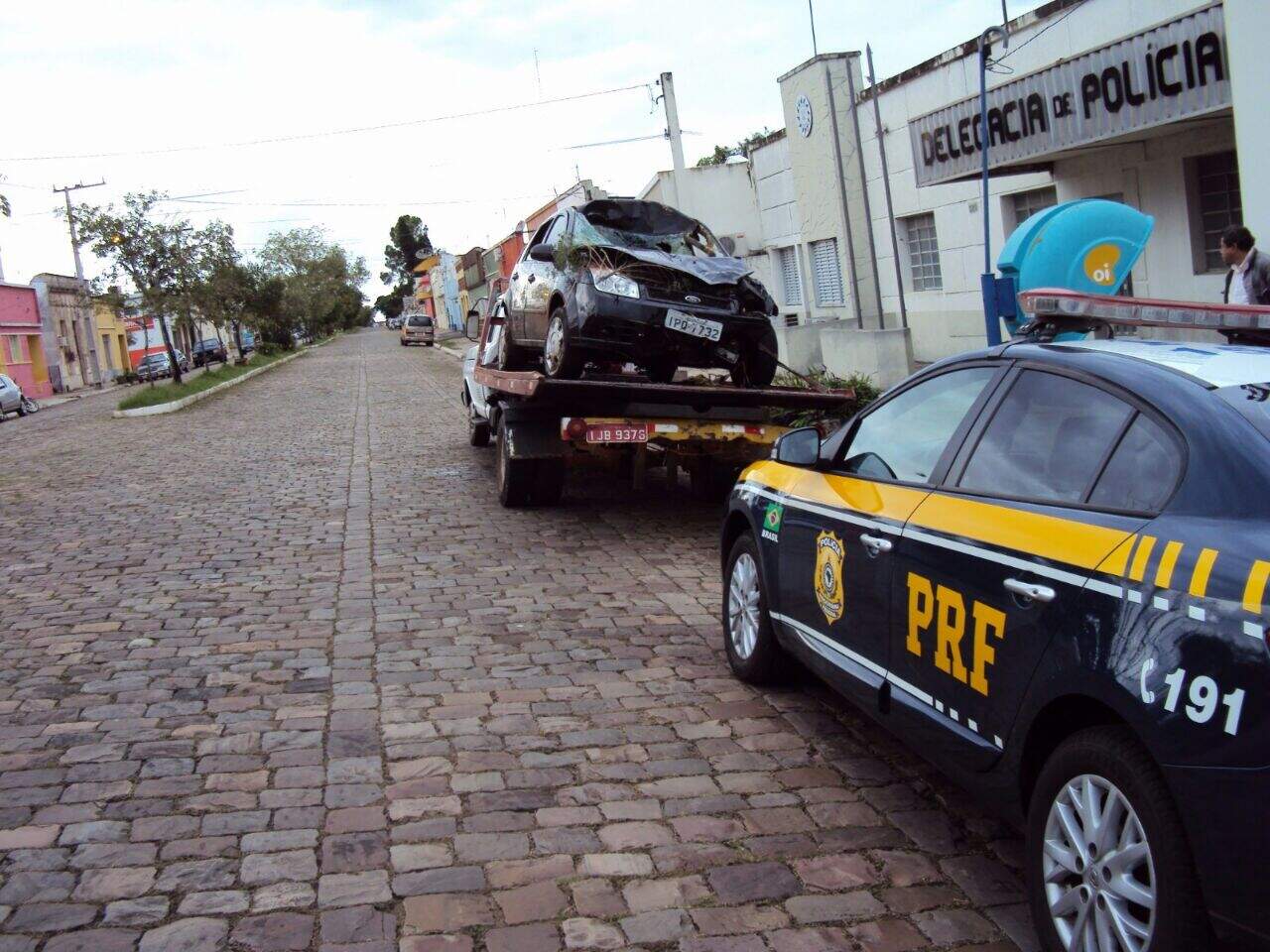 Veículo envolvido no acidente. (Foto: PRF/Divulgação)