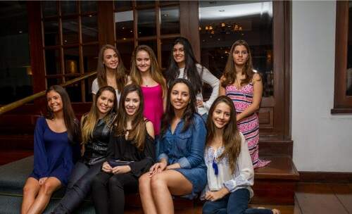 Depois de boas conversas, as debutantes Helena Prolla, Isadora Sartori Tavares, Christina Merheb Haddad, Ana Paula Fortes de Castro Rauter, Ana Luiza Meneghetti Gehrke, Helena Menna Barreto Wildner, Catarinna Pilla de Oliveira Souto, Bibiana Born Vinholes e Laura Brasil Mittmann foram clicadas pelo fotógrafo Pedro Antônio Heinrich. (Foto: Pedro Antonio Heinrich/especial)