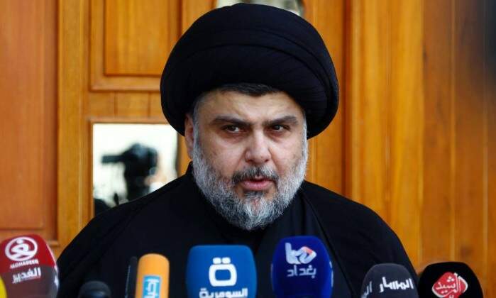 O clérigo xiita Moqtada al-Sadr, o mais importante do Iraque Leia mais sobre esse assunto em http://oglobo.globo.com/mundo/bagda-declara-estado-de-emergencia-apos-manifestantes-tomarem-parlamento-19203439#ixzz47L7Or5kh © 1996 - 2016. Todos direitos reservados a Infoglobo Comunicação e Participações S.A. Este material não pode ser publicado, transmitido por broadcast, reescrito ou redistribuído sem autorização. (Foto: Reprodução)
