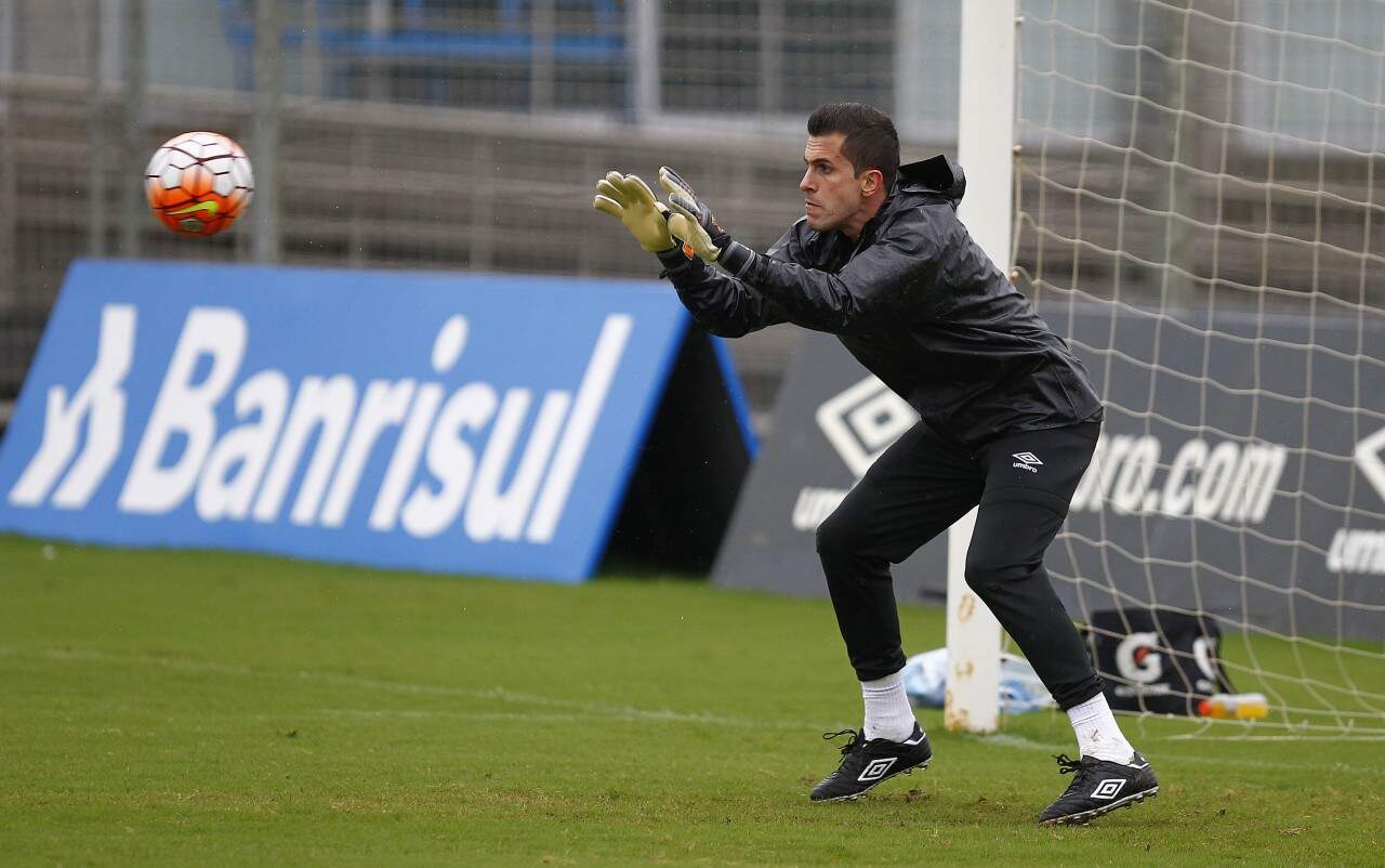 Marcelo Grohe esteve em campo treinando no CT Luiz Carvalho nesta terça. (Foto: Lucas Uebel/Grêmio)