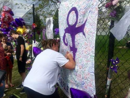 Homenagens em frente à casa de Prince neste sábado (23)
