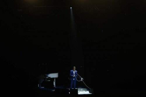 Momento em que apenas uma luz, com foco no rei, ficou acesa. (Foto: Lenara Petenuzzo/especial)