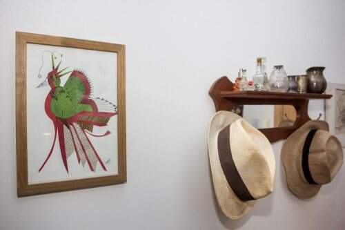 Pássaros são inspirações importantes para a artista, e se multiplicam em seu ateliê. (Foto: Pedro Antonio Heinrich/especial)