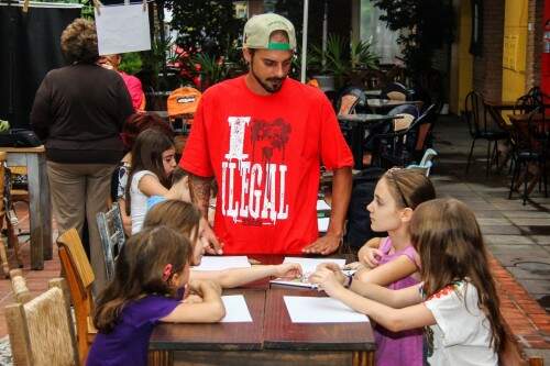 Lucas Vernieri, sobrinho da autora, na oficina de aquarela para os pequenos. (Foto: Jackson Ciceri/O Sul)
