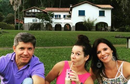 Fernanda Souza com os donos do spa. (Foto: Reprodução)