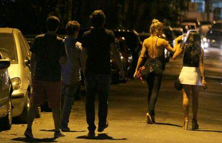 Grazi Massafera anda na frente com Francisca  (foto: Thiago Martins/AG) 
