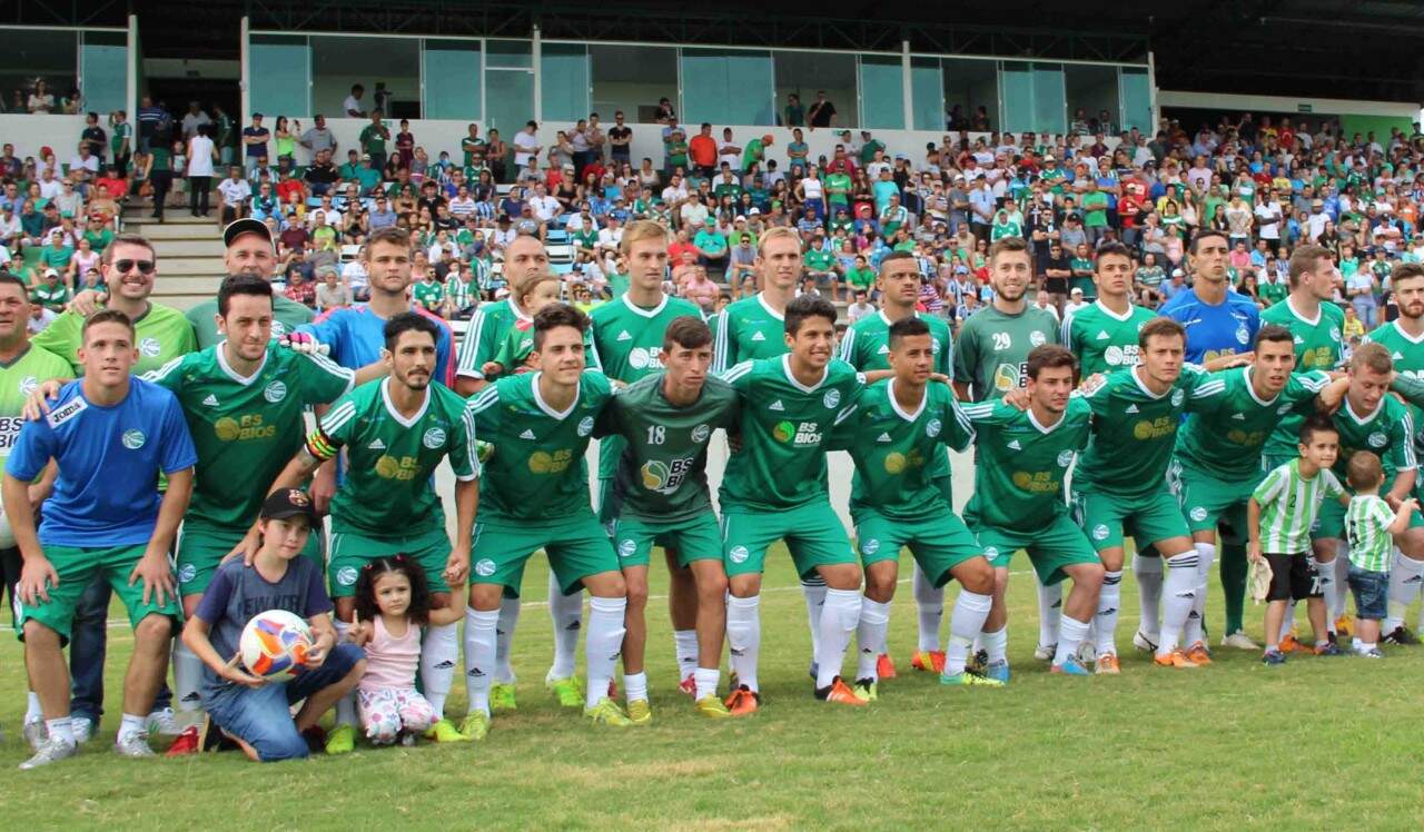 Time do Gaúcho posa para a foto antes do amistoso. (Foto: BSBIOS/Divulgação)