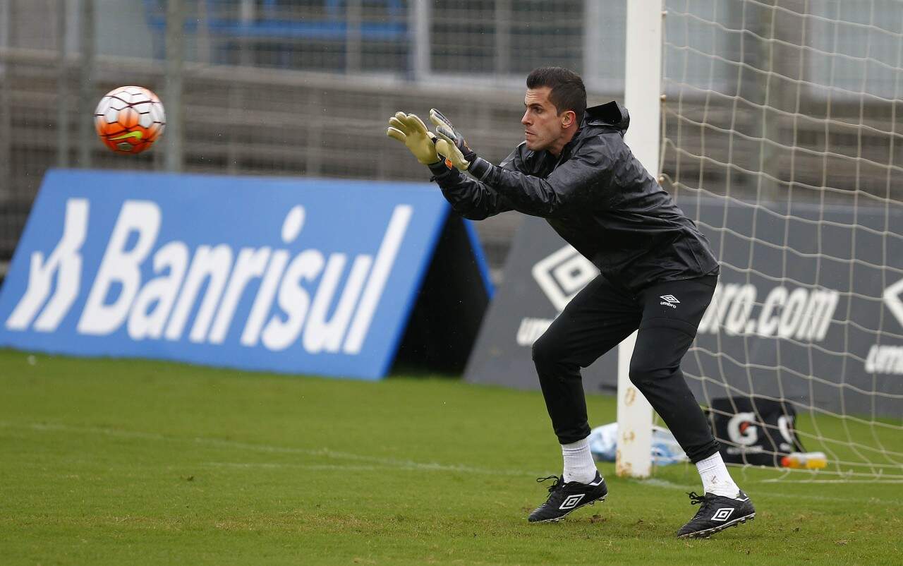 Marcelo Grohe esteve em campo treinando no CT Luiz Carvalho nesta terça. (Foto: Lucas Uebel/Grêmio)