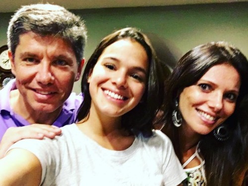 Bruna Marquezine com os donos do spa. (Foto: Reprodução)