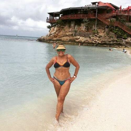 A atriz já havia arrancado elogios de internautas ao aparecer de biquíni no Caribe