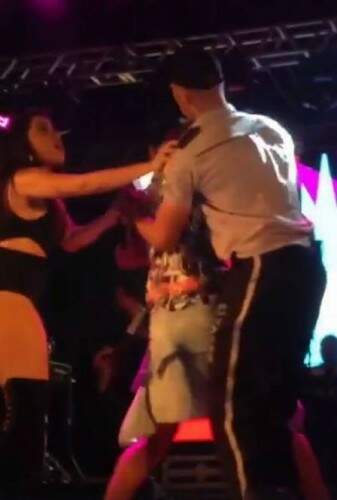 Anitta evita que fã seja retirado do palco