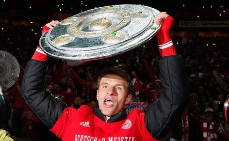 Thomas Müller ergue o prato da competição depois do triunfo. (Foto: Twitter)