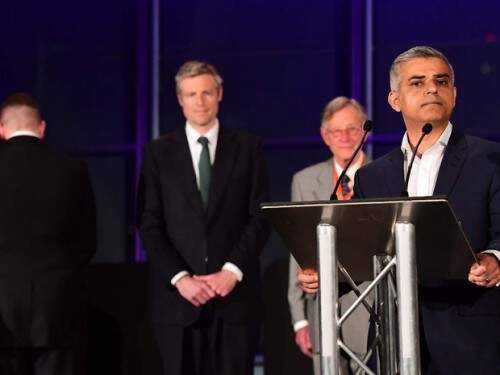 Candidato Paul Golding do partido de direita Britain First vira as costas durante discurso de vitória de Sadiq Khan, eleito novo prefeito de Londres nesta sexta-feira (6). (Foto: Reprodução)