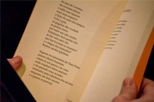 Já com a obra em mãos, a visitante aproveitou para ler estrofes do poema “Coimbra”. (Foto: Pedro Antonio Heinrich/especial)