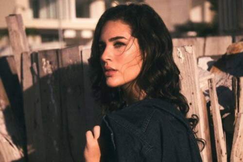 Lívian, de 17 anos, divulgou fotos fazendo carão no Instagram e chamou atenção dos fãs pela semelhança com a atriz. (Foto: Reprodução)