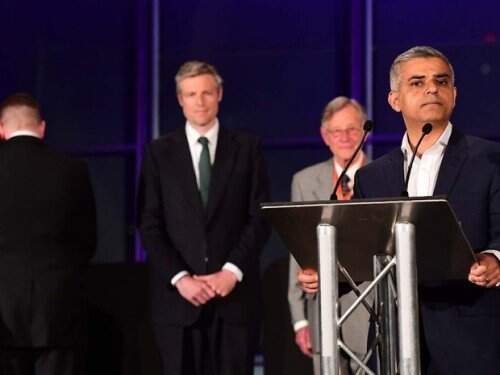 Candidato Paul Golding do partido de direita Britain First vira as costas durante discurso de vitória de Sadiq Khan, eleito novo prefeito de Londres nesta sexta-feira (6). (Foto: Reprodução)