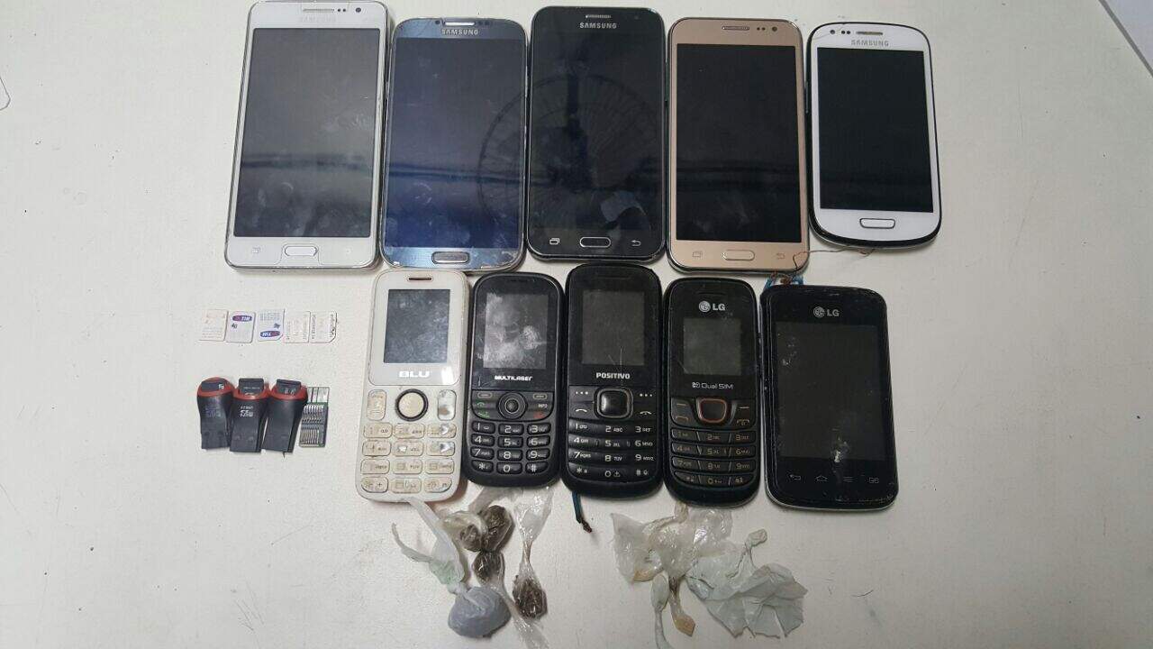 Celulares apreendidos na ação desta sexta-feira. (Foto: PresÃdio Central/Divulgação)