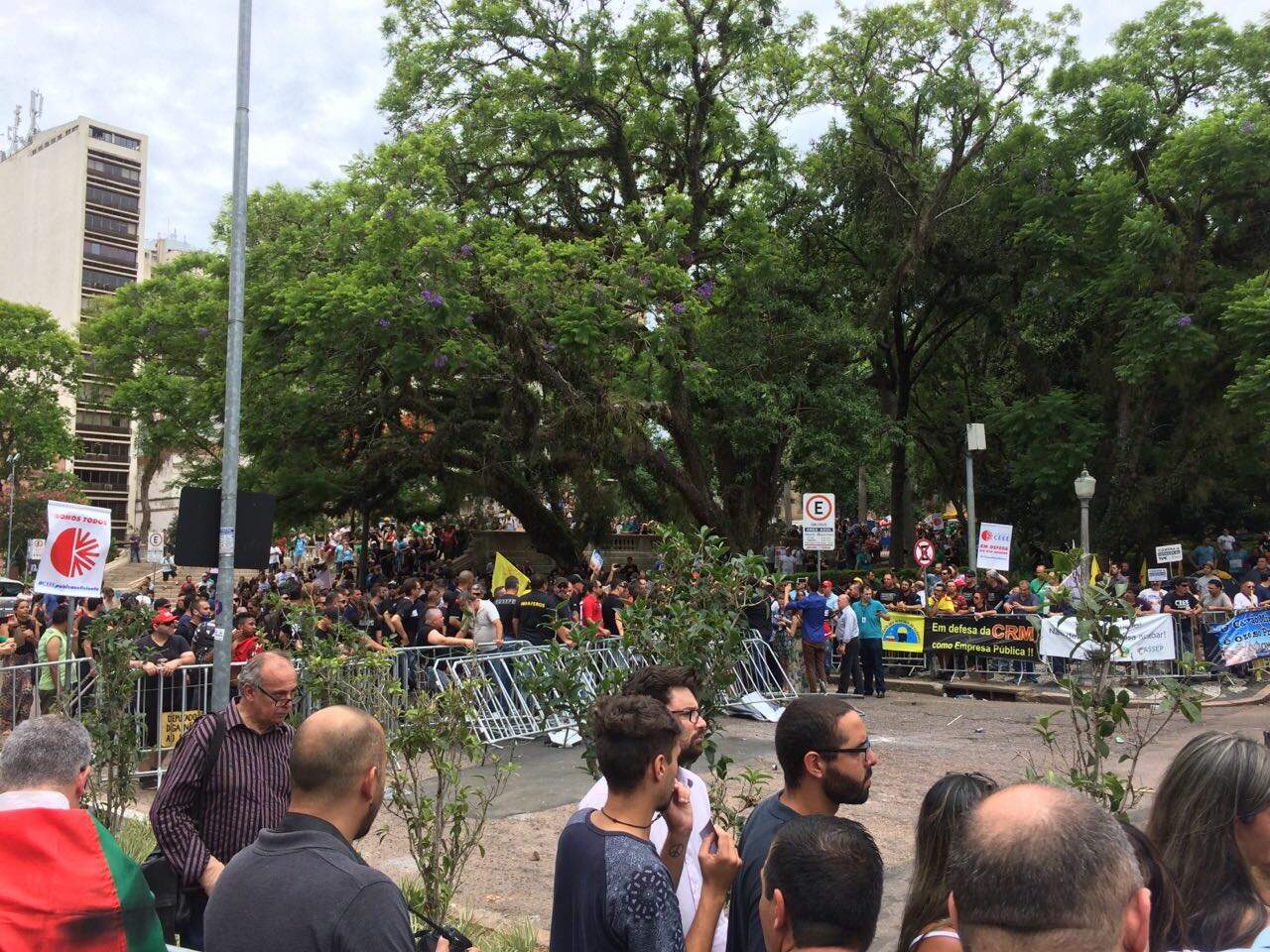 Servidores entraram em confronto com a BM nesta segunda-feira (19), na Assembleia Legislativa do RS, antes do início da votação do pacote de medidas de reestruturação do Estado. (Foto: O Sul)