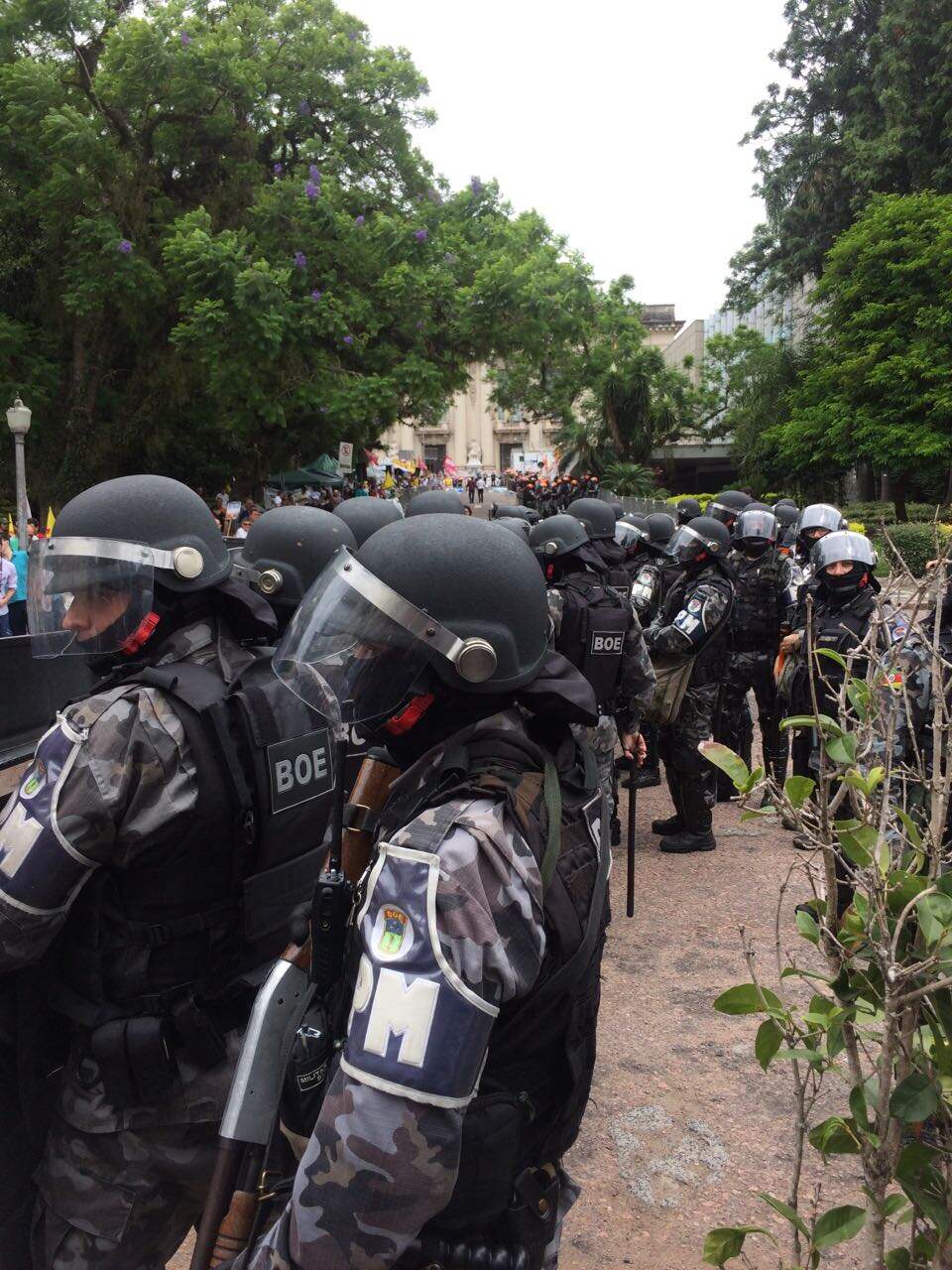 Servidores entraram em confronto com a BM nesta segunda-feira (19), na Assembleia Legislativa do RS, antes do início da votação do pacote de medidas de reestruturação do Estado. (Foto: O Sul)
