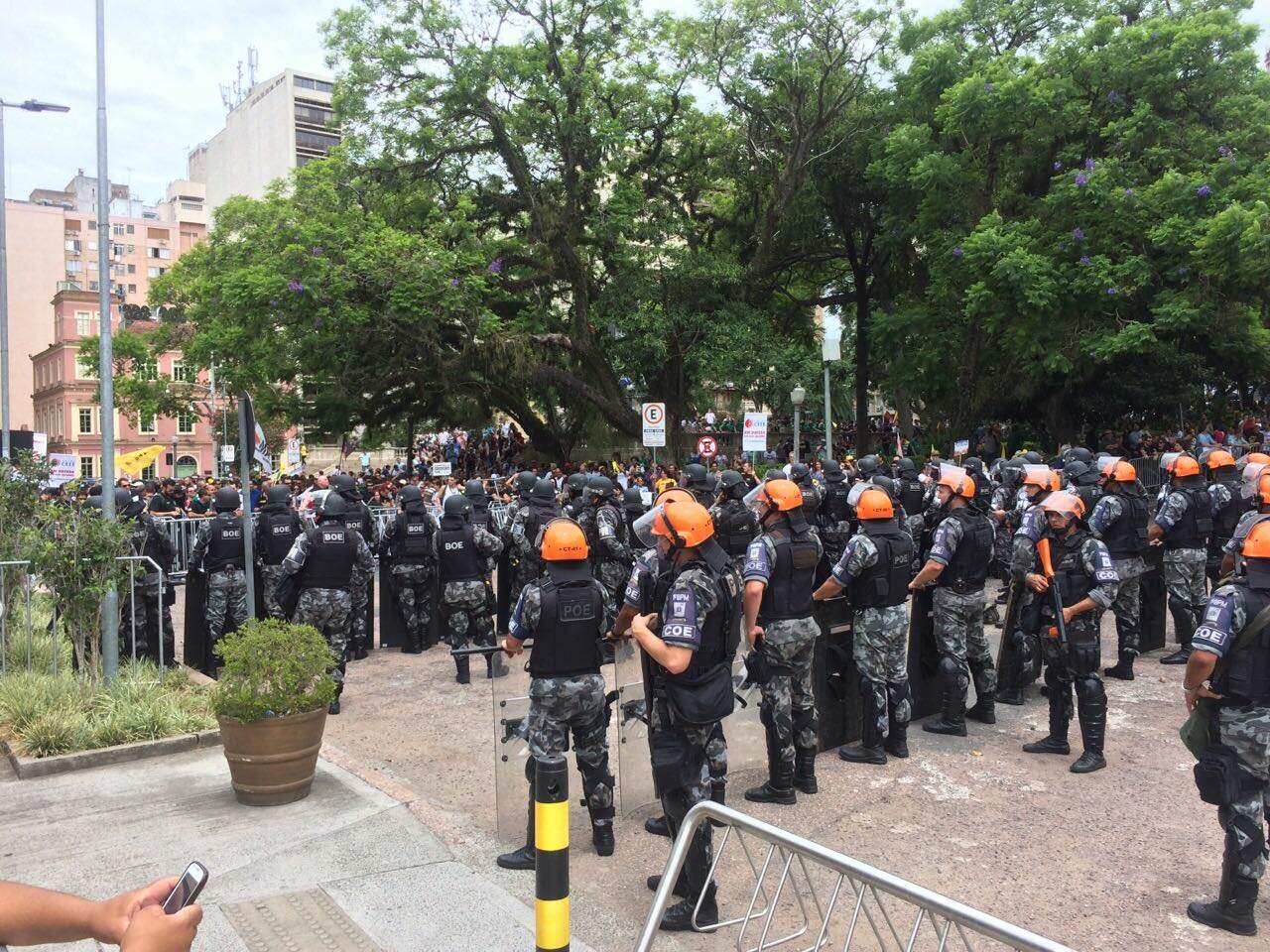 Servidores entraram em confronto com a BM nesta segunda-feira (19), na Assembleia Legislativa do RS, antes do início da votação do pacote de medidas de reestruturação do Estado. (Foto: O Sul)