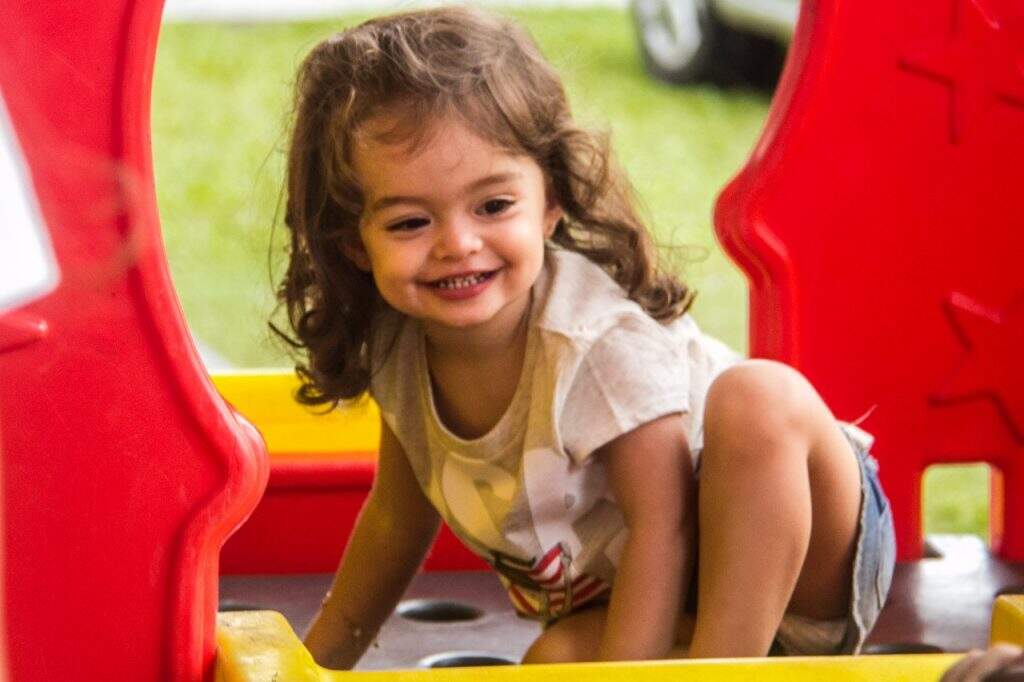 Maia Schinotsuka , 2 anos , pais - Eji Schinotsuka e Carolina Campos, de Porto Alegre , no Sesc de Atlântida .