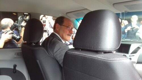 Governador entra na viatura, num ato simbólico de entega ao IGP.