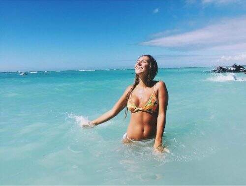 Carol Portaluppi compartilhou fotos em praia paradisíaca (Foto: Reprodução/Instagram)