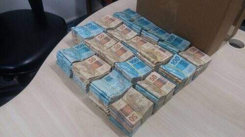 Além da carga, dois suspeitos foram presos com R$ 192 mil. (Foto: PRF/Divulgação)