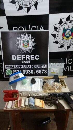 Apreensões foram realizadas em ação da PolÃcia Civil em Bagé (Foto: Divulgação/Defrec/Bagé)