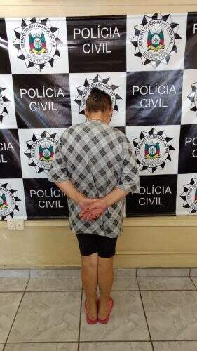 Mulher de 58 anos, irmã do suspeito, foi presa em flagrante (Foto: Divulgação/Defrec/Bagé)