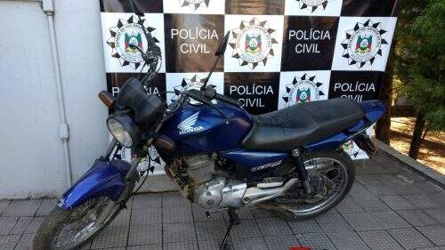 Moto e arma podem ter sido utilizadas para cometer o crime (Foto: Divulgação/Defrec/Bagé)