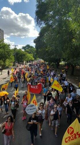 Após Assembleia Geral educadores seguem em caminhada até a Esquina Democrática para somar-se com os demais servidores no Dia de Luta (Foto: Divulgação/Cpers)