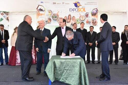 Autoridades como o governador José Ivo Sartori estiveram presentes (Foto: Divulgação)