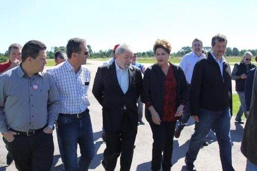 Lula e Dilma chegam em Rio Grande na tarde deste sábado. (Foto: Reprodução/Facebook)
