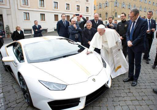 Resultado de imagem para Papa Francisco leiloará Lamborghini