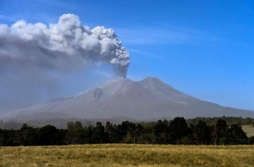 Extensão das cinzas avançou pela fronteira chilena e chegou à Argentina. Foto: Martin Bernetti/AFP