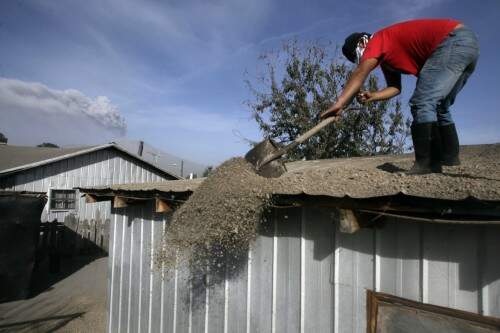 Estradas e casas próximas ao vulcão ficaram cobertas de cinzas. Foto: Luis Hidalgo/AP