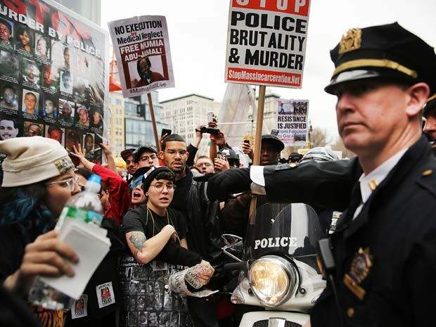 Manifestantes protestam contra mortes de homens negros por policiais brancos nesta terça-feira (14) em Nova York (Foto: Spencer Platt/Getty Images/AFP)