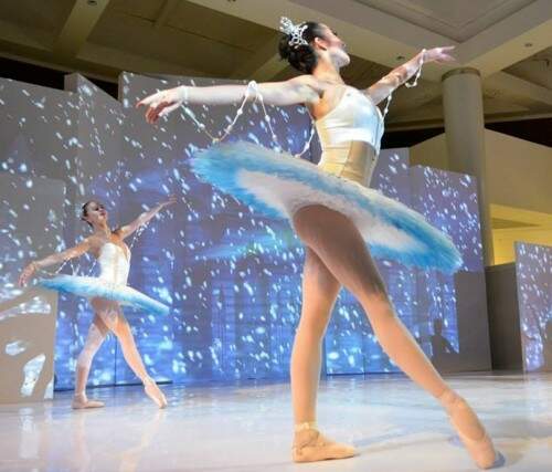  Em cena, bailarinas interagem com imagens projetadas e realizam troca de figurino. Foto: Divulgação