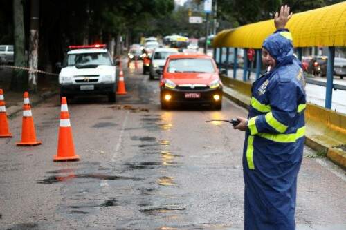 EPTC controla o trânsito onde sinaleiras estão desligadas (Foto: Jackson Ciceri/O Sul)