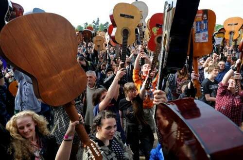 Megaexecução anual de 'Hey Joe' ocorreu na cidade de Wroclaw. (Foto: Alik Keplicz/AP)