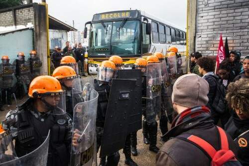 Após negociação tensa, veículos deixaram a garagem por volta das 8h30min (Foto: Jackson Ciceri/O Sul)