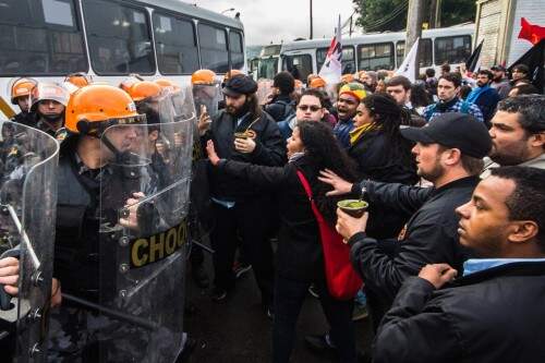 Ônibus da Carris foram impedidos de circular no início da manhã (Foto: Jackson Ciceri/O Sul)