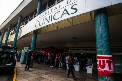 Trabalhadores do Hospital de Clínica realizaram protesto (Foto: Jackson Ciceri/O Sul)