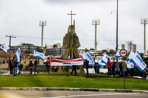 Manifestantes concentraram-se na Rótula do Papa antes de seguir em caminhada (Foto Jackson Ciceri/O Sul)