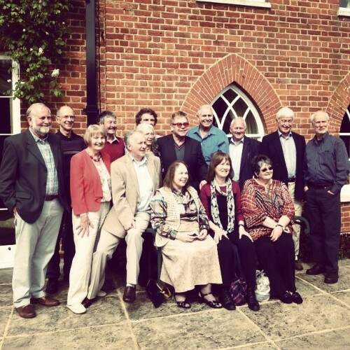 Elton John se reencontrou com amigos do tempo de escola em encontro de ex-alunos. (foto: Reprodução)