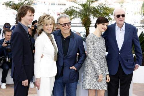 Paul Dano, Jane Fonda, Harvey Keitel, Rachel Weisz e Michael Caine  posam para fotógrafos em Cannes. (foto: AFP) 