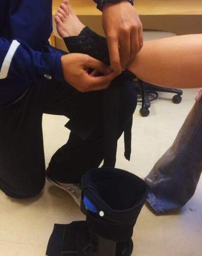 A artista postou nas redes sociais foto do momento em que retirou a bota ortopédica. (Foto: Reprodução)