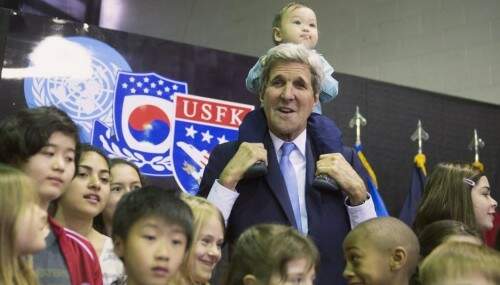 John Kerry com o bebê Andrew Belz no colo. (Foto: Reprodução)