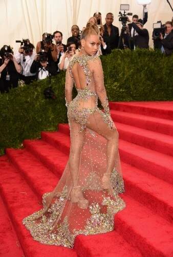 Beyoncé  abusou da transparência para exibir a boa forma em baile de gala. (Crédito: Reprodução)